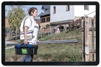 (c) Niki Schreinlechner Tablett mit Handwerkerin mit Werkzeug und Tablet