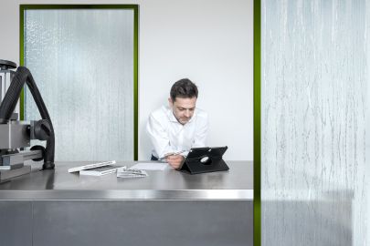 © Niki Schreinlechner Mann arbeitet an Laptop, dahinter Wasserfall-Kühlung