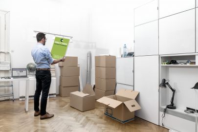 © Niki Schreinlechner Mann zieht in neues Büro ein