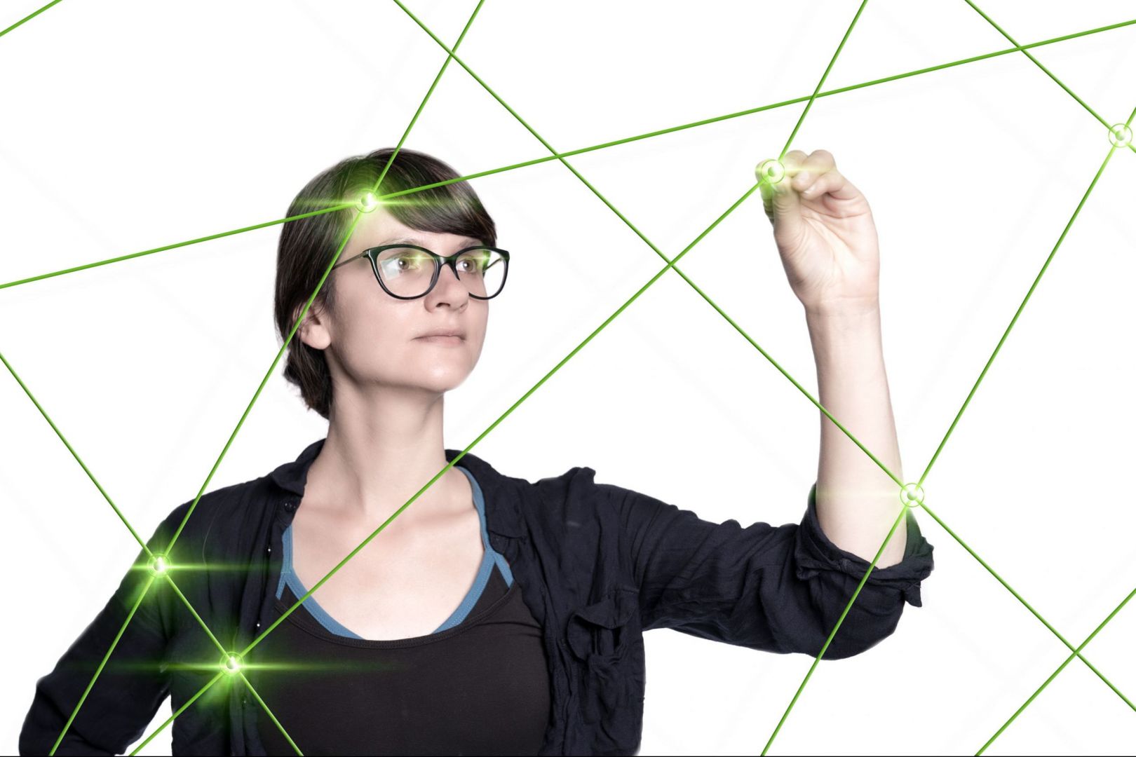 Eine junge Frau malt mit einem Stift Lichtpunkte in ein virtuelles Netz aus grünen Linien.
