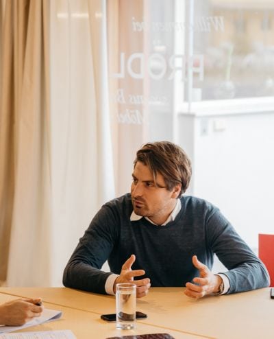 Matthias Prödl sitzend in Interviewsituation
