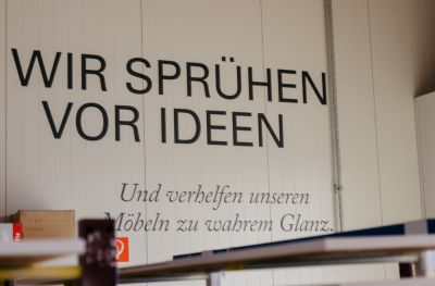 Schild mit "Wir sprühen vor Ideen"
