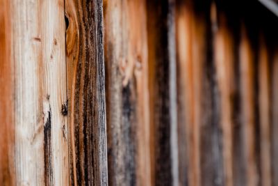 Großaufnahme unbearbeiteter Holzbretter