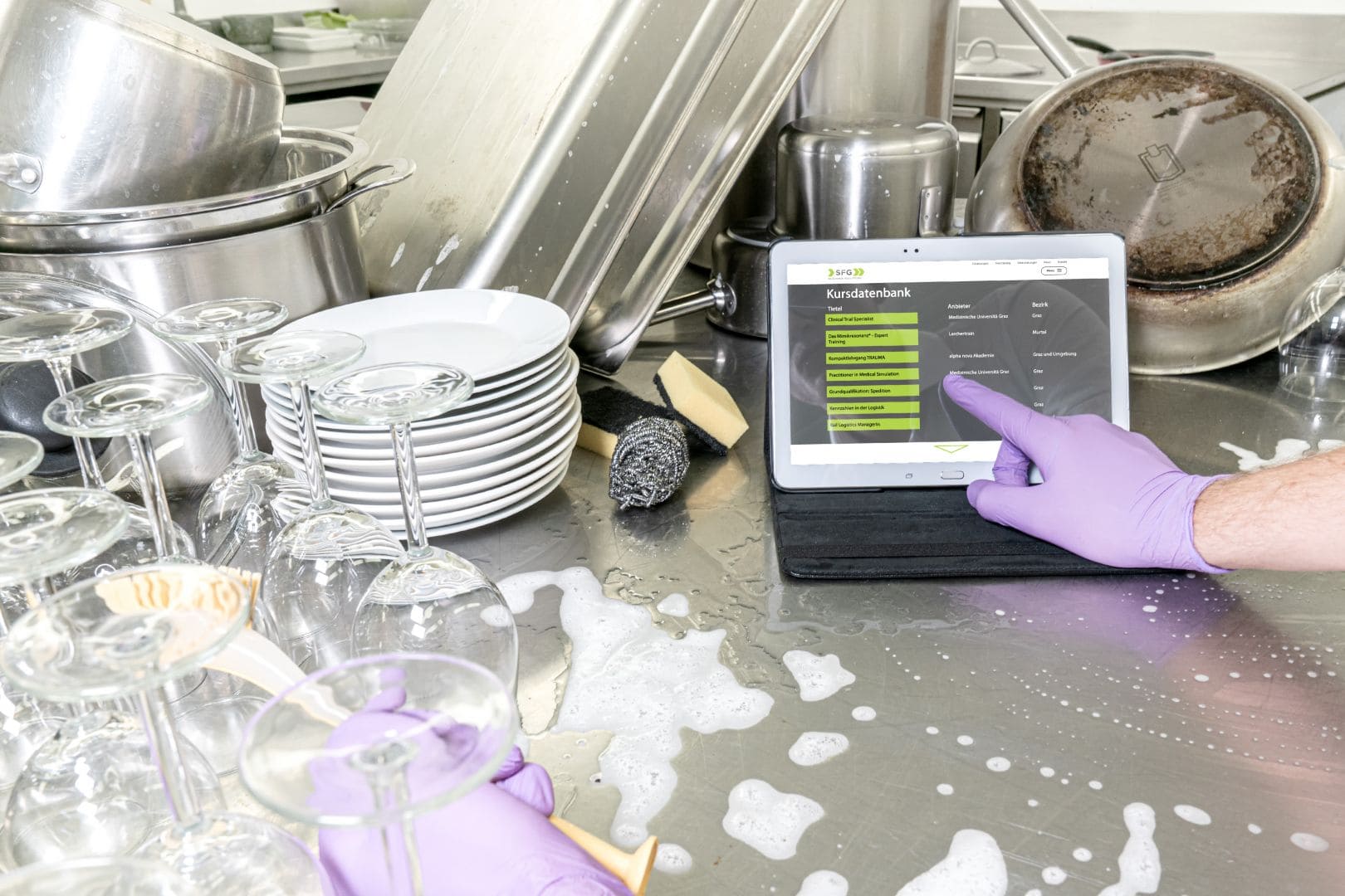 Laptop steht in Küche bei der Spüle