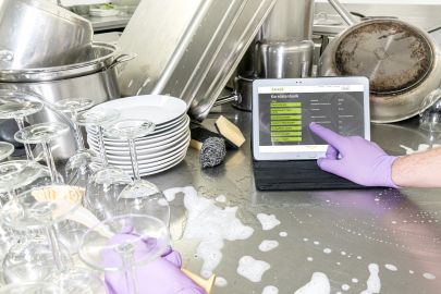 Laptop steht in Küche bei der Spüle