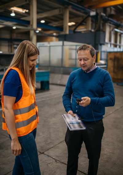 Andreas Arnbauer erklärt Sigrid Merth Fernbedienung