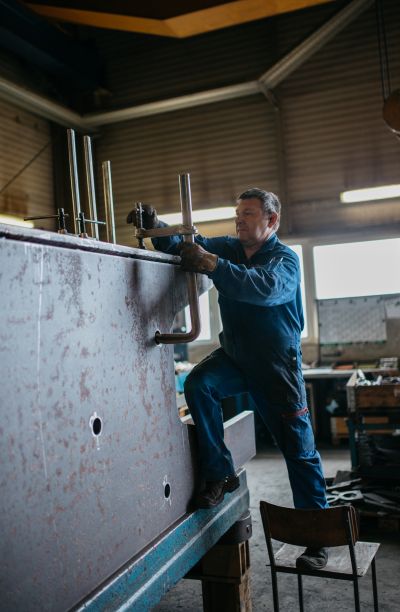 Arbeiter befestigt Metallstange