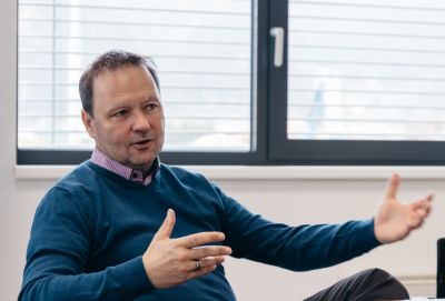 Andreas Anbauer in Interviewsituationa