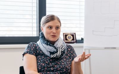 Frau sitzend in Interviewsituation