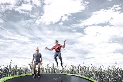 Mann und Frau springen auf Trampolin
