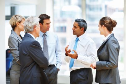 © SFG Businessmenschen stehen zusammen