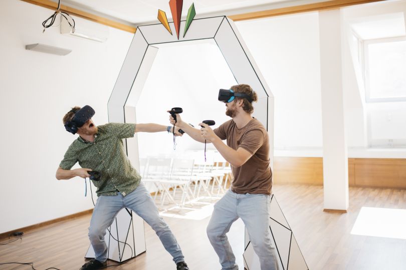 © Christine Wiener Zwei Männer mit Virtual Reality Brillen