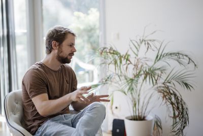 Mann sitzend in Interviewsituation