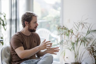 Mann sitzend in Interviewsituation