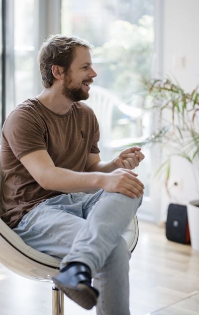 Mann sitzend in Interviewsituation