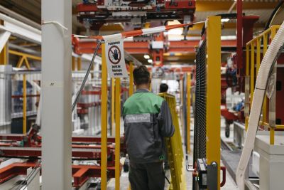 Arbeiter von hinten in Produktionshalle