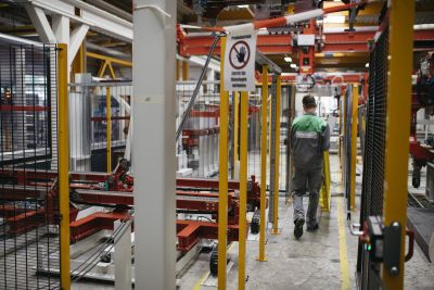 Arbeiter von hinten in Produktionshalle