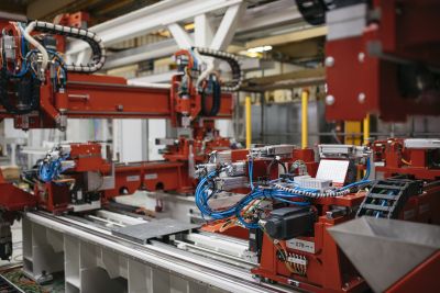 Rot-weiße Maschine mit blauen Kabeln