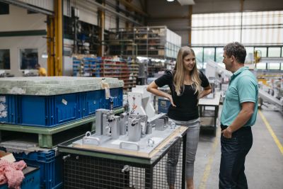 Sigrid Merth und Florian Hampel im Gespräch in Produktionshalle