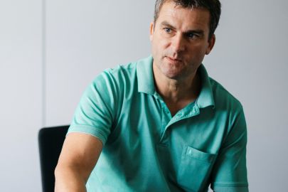 Florian Hampel sitzt in Interviewsituation an Tisch