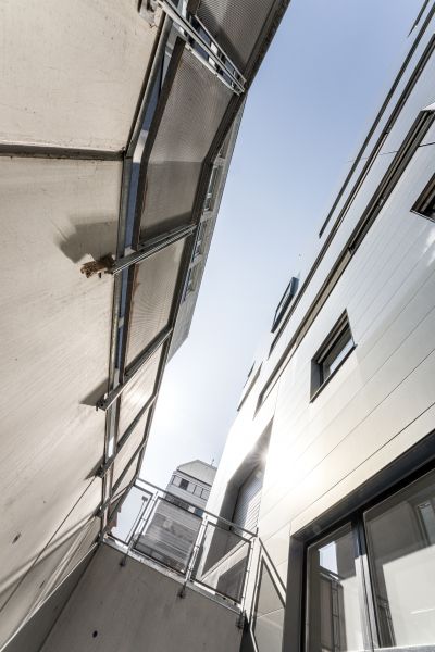 Außenansicht von modernem Gebäude von unten, oben Himmel