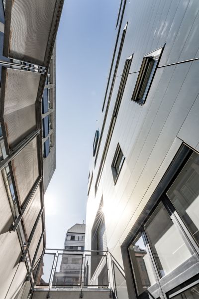Außenansicht von modernem Gebäude von unten, oben Himmel