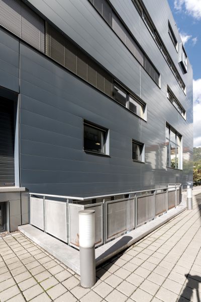 Außenansicht von modernem Gebäude