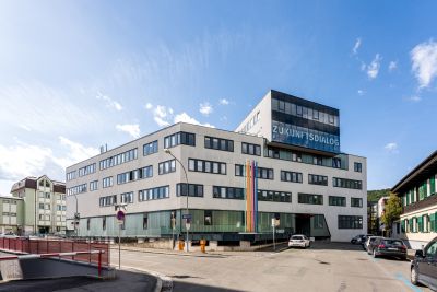 Modernes Gebäude, auf Anbau oben der Schriftzug ZUKUNFTSDOALOG