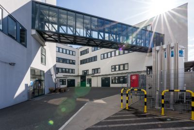 Moderne Gebäude in weiß, mit Glas-Stahl Übergang verbunden