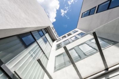 Modernes Gebäude in weiß von unten, Himmel