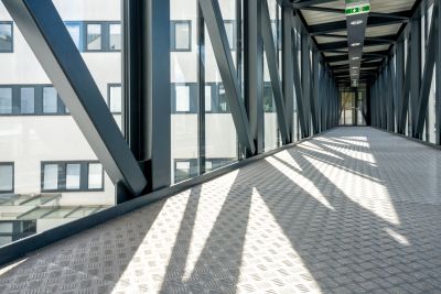 Übergang zwischen zwei Gebäuden von Innen aus Stahl und Glas