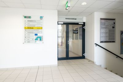 Stiegenhaus in Bürogebäude mit Gebäudeplan