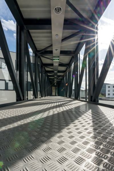 Übergang zwischen zwei Gebäuden von Innen aus Stahl und Glas