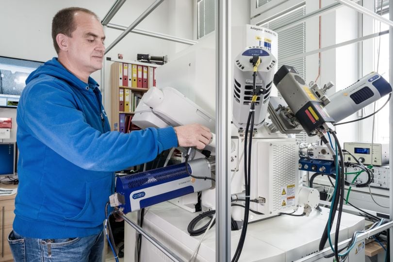 Mann im Materialforschungs-Labor