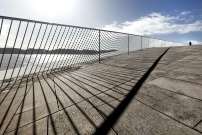 © Niki Schreinlechner Brücke mit Geländer, See und Himmel