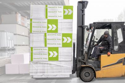 (c) Niki Schreinlechner Gabelstapler transportiert Dämmstoff