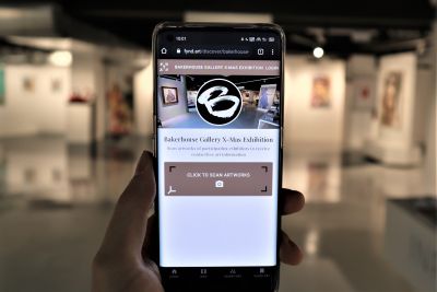 Handy wird auf Gemälde gerichtet