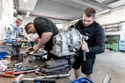 2 Männer arbeiten in Werkstatt