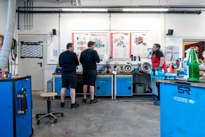 3 Männer in Werkstatt