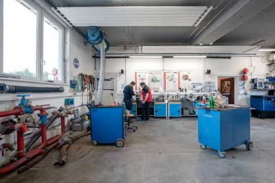 2 Männer in Werkstatt