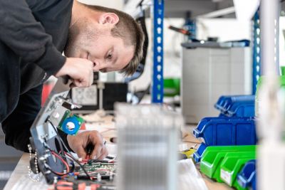 Mann mit Elektronikteil