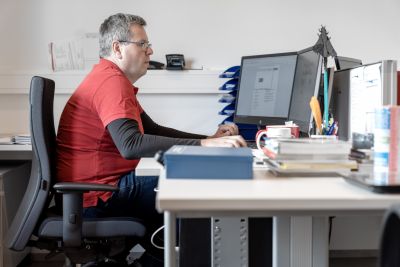 Mann vor Computer
