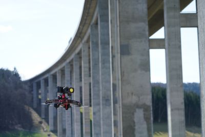Drohne vor Autobahnbrücke