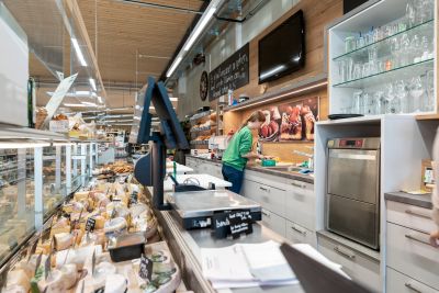 Verkäuferin in Feinkostabteilung