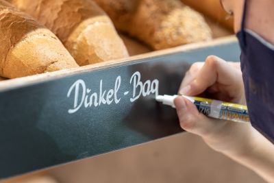 Gebäck wird beschriftet