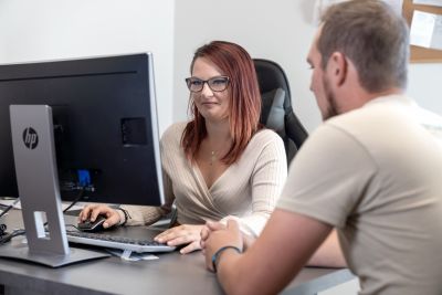 Frau vor Bildschirm