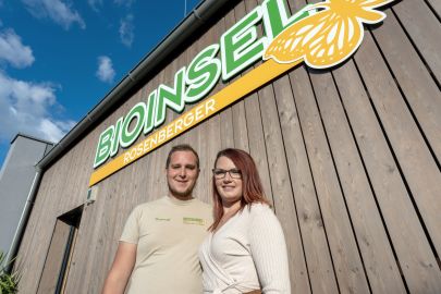 Thomas und Lisa-Marie Rosenberger vor der Bioinsel