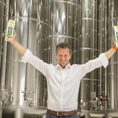Gerhard Höllinger vor den neuen Lagertanks