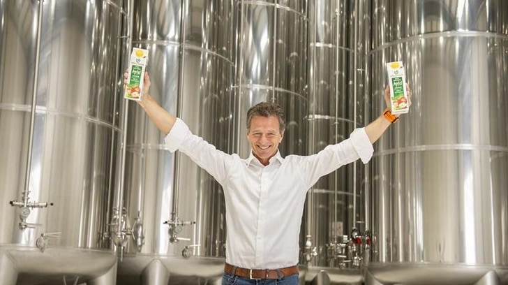 Gerhard Höllinger vor den neuen Lagertanks