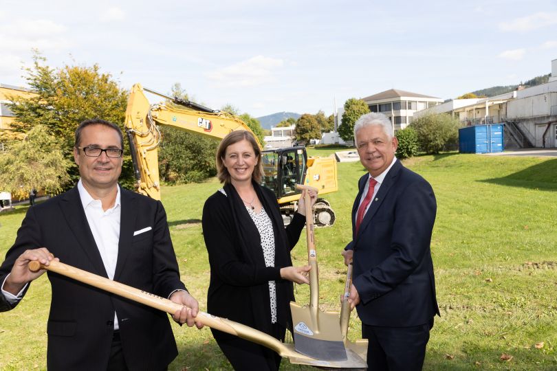 GF SFG Christoph Ludwig, LR Barbara Eibinger-Miedl, Bürgermeister Johann Marak mit Spaten